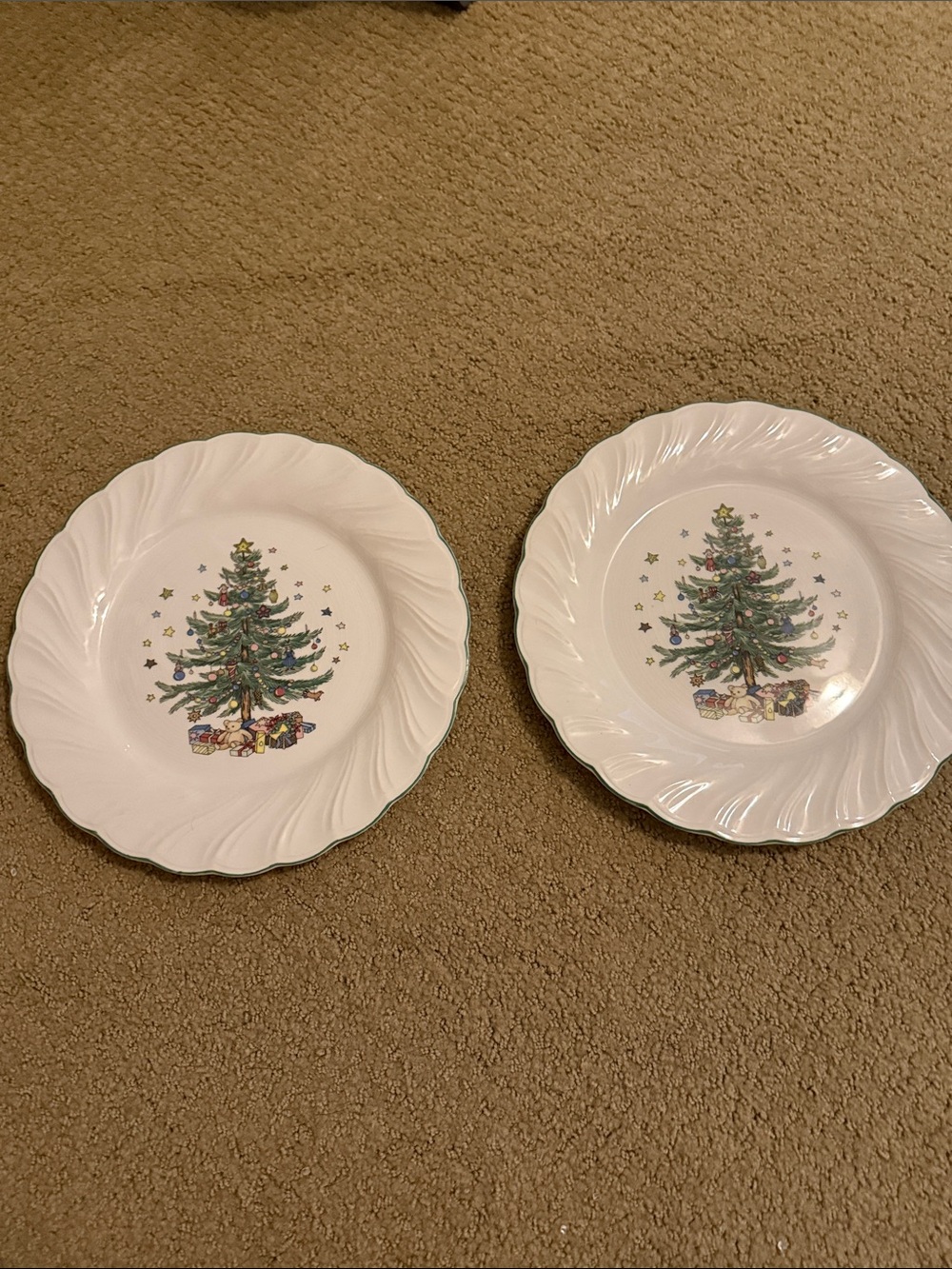 Nikko Japan Christmas Tree 2 Dinner Plates